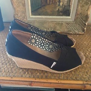 Toms espadrilles. Black size 9 1/2. Excellent condition no fading no spots.
